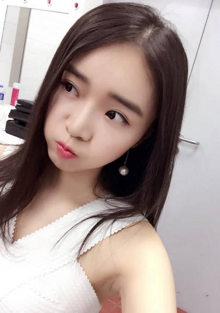 电竞美女主持拥有修长美腿 