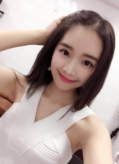 电竞美女主持拥有修长美腿 