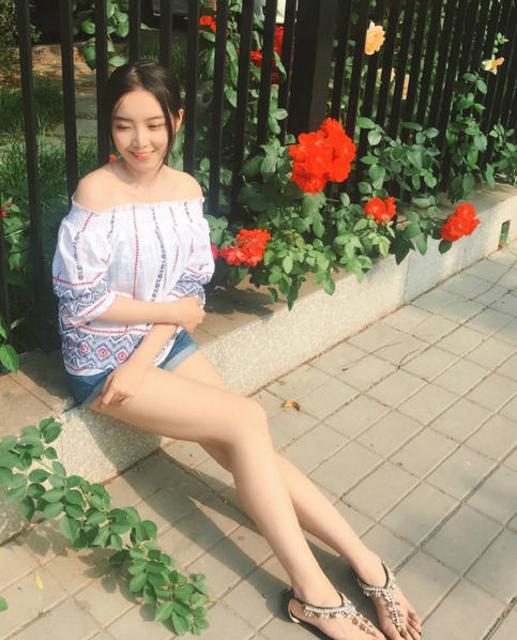 电竞美女主持拥有修长美腿 