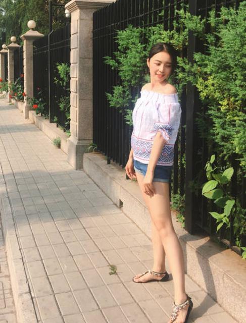 电竞美女主持拥有修长美腿 