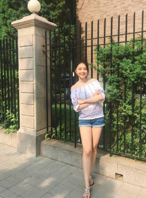 电竞美女主持拥有修长美腿 