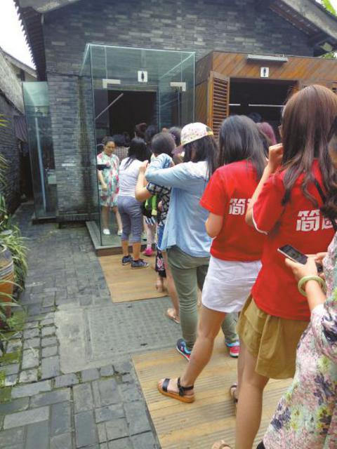 10日下午，成都宽窄巷子内，女厕所外排起了长队