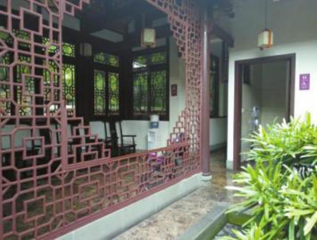 杜甫草堂公厕设计别致，设施齐全