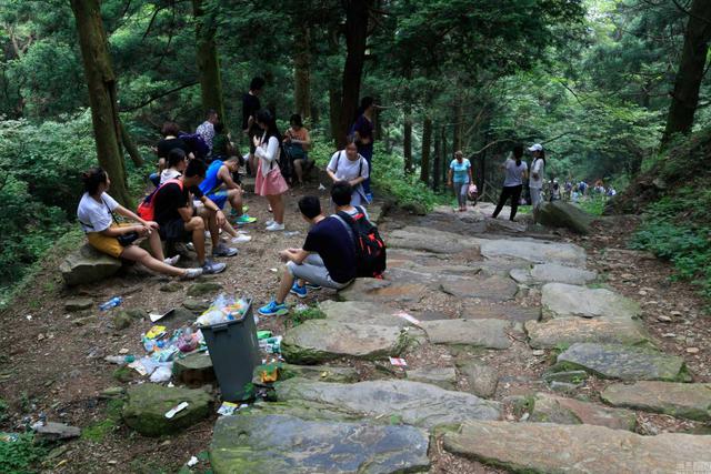 庐山游客垃圾随意丢 百年登山古道被污染