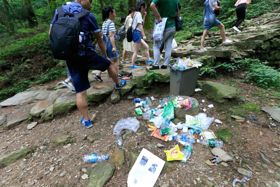 庐山游客垃圾随意丢百年登山古道被污染