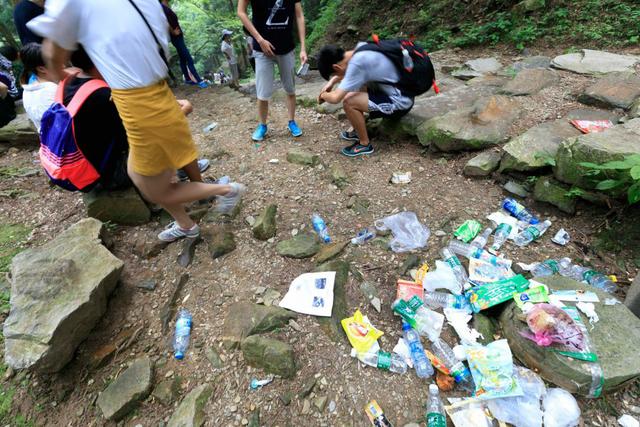 庐山游客垃圾随意丢 百年登山古道被污染