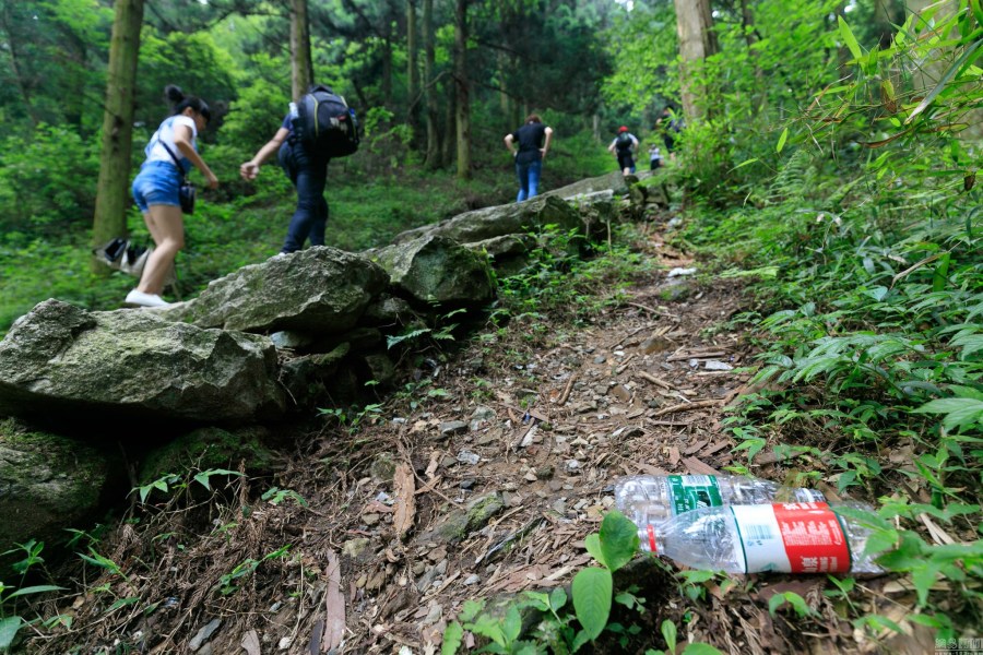 庐山游客垃圾随意丢 百年登山古道被污染