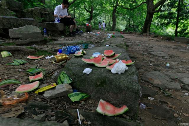 庐山游客垃圾随意丢 百年登山古道被污染