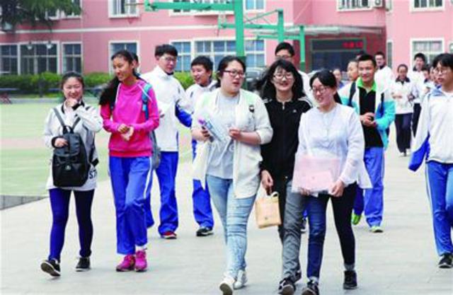 中考头两门题目不难 语文多考生提前半小时交卷