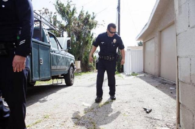 （华尔街日报文章配图，图中警官腰带上佩戴的就是随身微型相机）