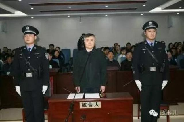 “政事儿”(微信ID:gcxxjgzh)注意到,注意到,魏鹏远被带走时,家中被搜出2亿余元。有人计算,魏鹏远在国家能源局工作的近6年时间里,平均每天贪10万元。