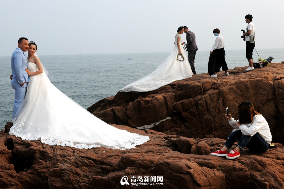 游客组团来青拍婚纱照 前海简直成了影楼