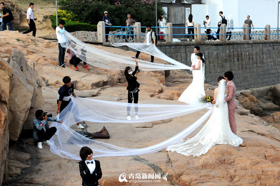 游客组团来青拍婚纱照 前海简直成了影楼