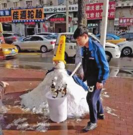 哈尔滨不愧冰城之称 夏季也能堆出雪人