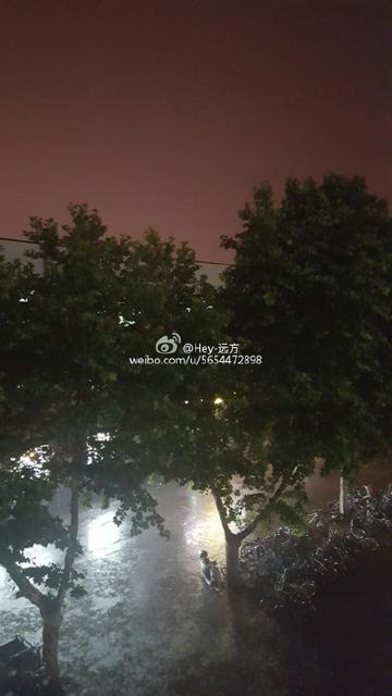 青岛开启大雨模式 