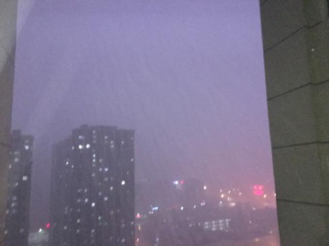 青岛开启大雨模式 