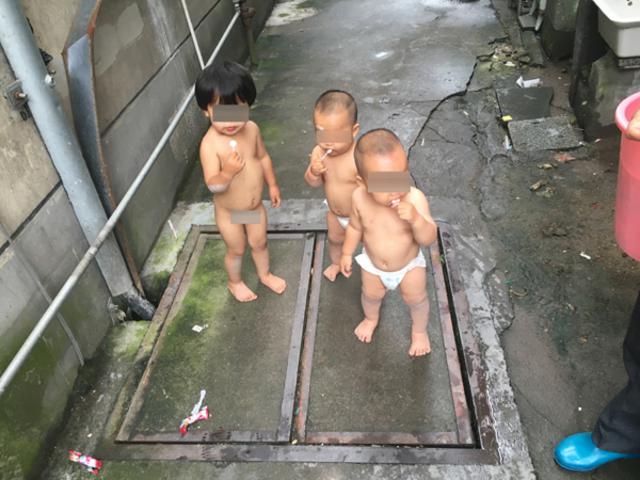 2岁姐姐带1岁龙凤胎弟妹离家出走 被民警“捡”到 2岁姐姐带1岁龙凤胎弟妹离家出走 被民警“捡”到