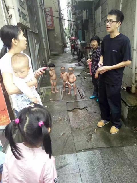 2岁姐姐带1岁龙凤胎弟妹离家出走 被民警“捡”到 2岁姐姐带1岁龙凤胎弟妹离家出走 被民警“捡”到