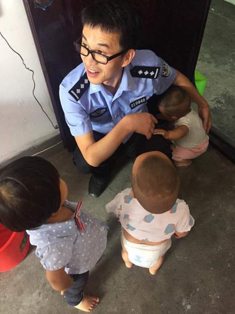 2岁姐姐带1岁龙凤胎弟妹离家出走 被民警“捡”到 2岁姐姐带1岁龙凤胎弟妹离家出走 被民警“捡”到