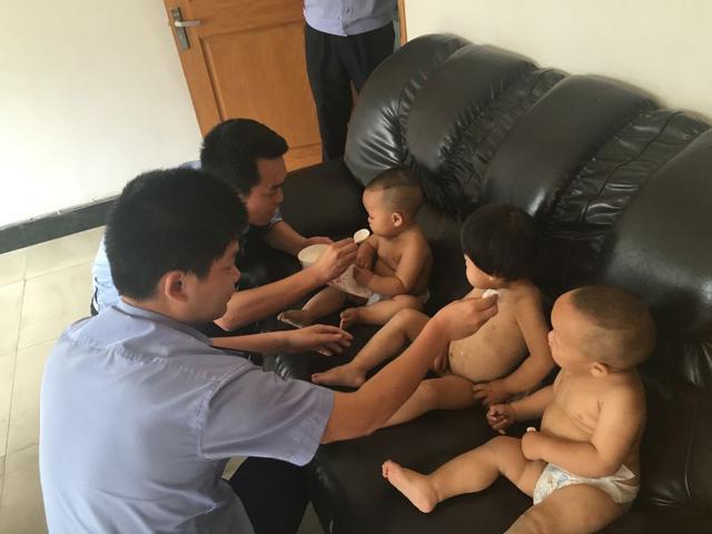 2岁姐姐带1岁龙凤胎弟妹离家出走 被民警“捡”到 2岁姐姐带1岁龙凤胎弟妹离家出走 被民警“捡”到