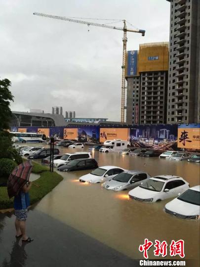 南方暴雨面积达100万平方公里 柳州内涝 