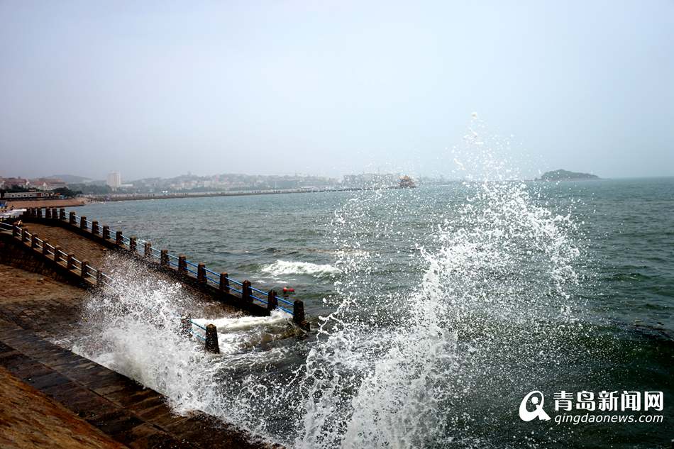 高清:栈桥海滨掀起大浪 场面壮观引游人围观