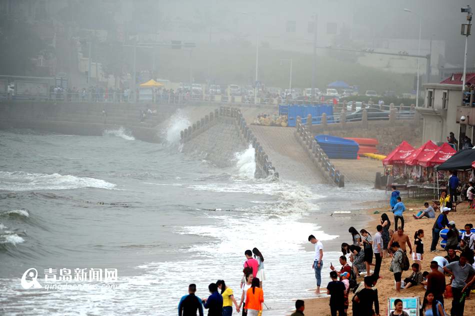 高清:栈桥海滨掀起大浪 场面壮观引游人围观