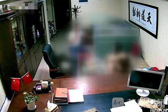 男子假冒军官与8女子办公室发生关系 全程录像