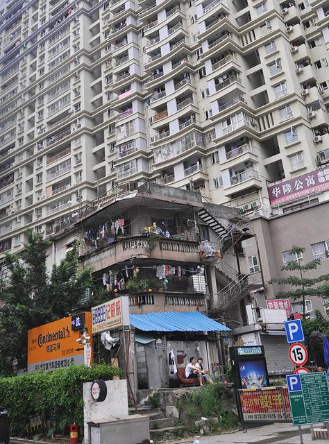 深圳钉子户坚守16年 开发商索性不拆了