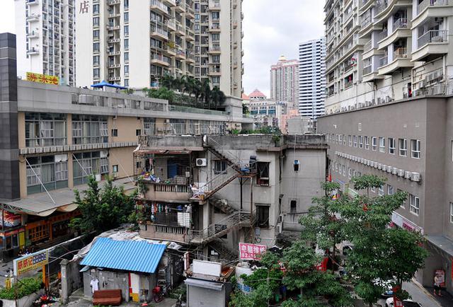 深圳钉子户坚守16年 开发商索性不拆了