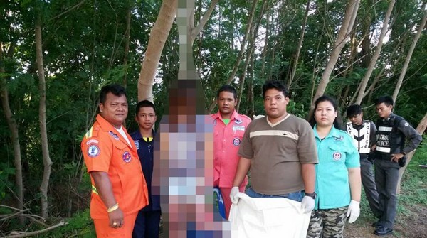 泰国警方发现遗体后与遗体合照，令中国网友不解