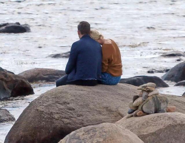 霉霉靠在抖森肩上