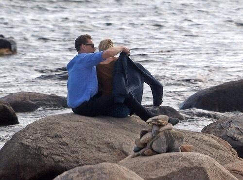 抖森为霉霉披上外套