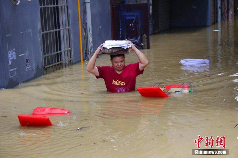 广西柳江现超警戒水位 民众抢救被淹物资