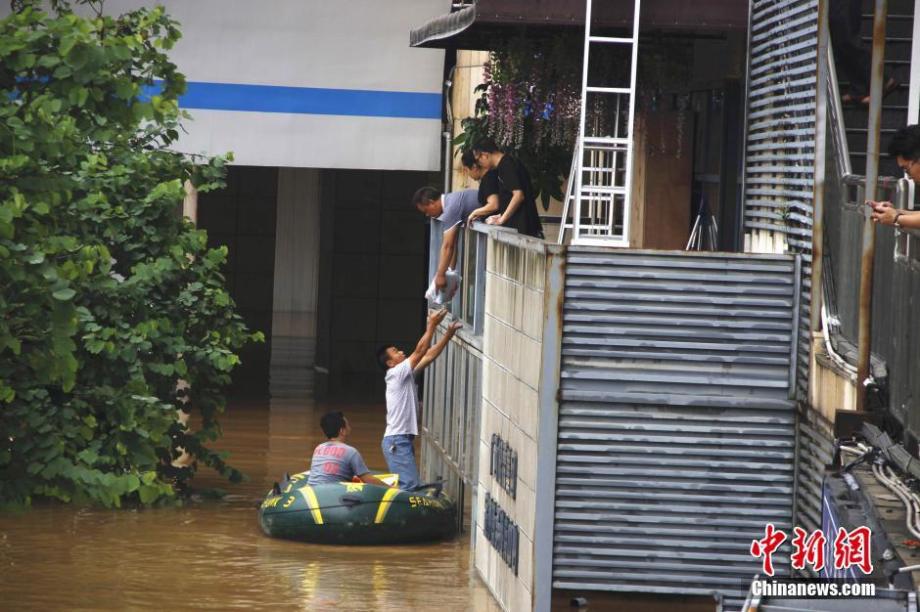 广西柳江现超警戒水位 民众抢救被淹物资