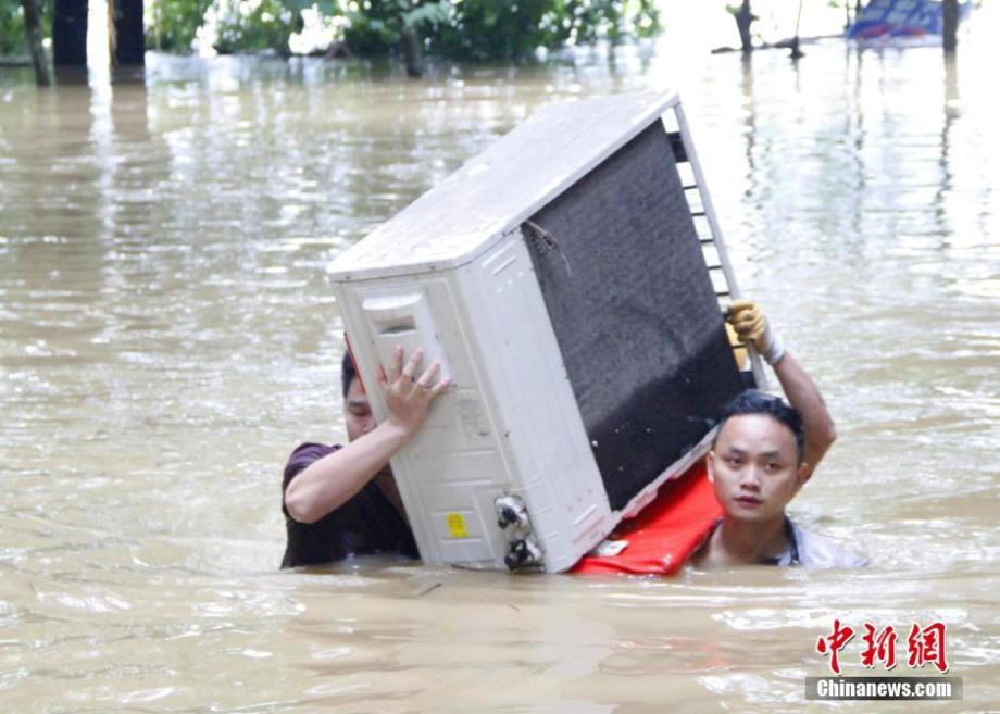 广西柳江现超警戒水位 民众抢救被淹物资