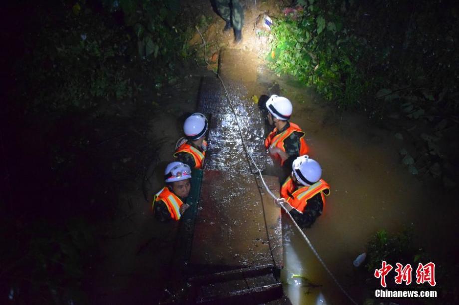 广西柳江现超警戒水位 民众抢救被淹物资