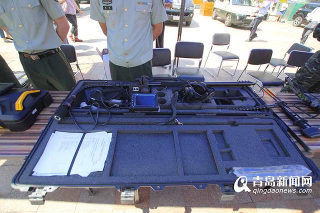 高清:警方展示反恐装备 拐弯瞄准步枪引围观