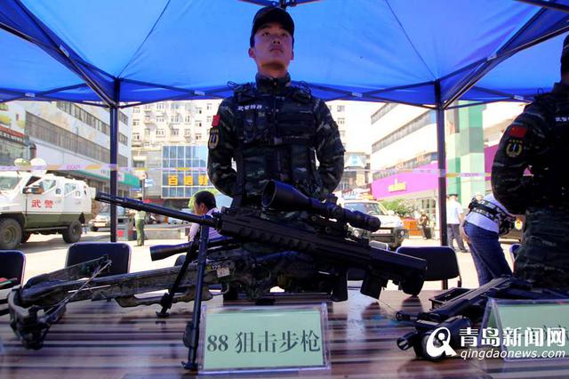 高清:警方展示反恐装备 拐弯瞄准步枪引围观