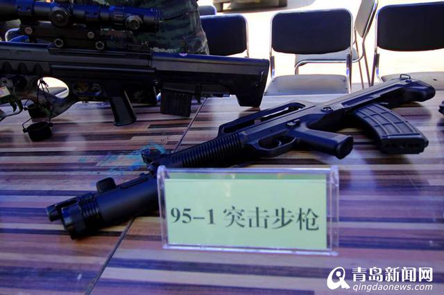 高清:警方展示反恐装备 拐弯瞄准步枪引围观