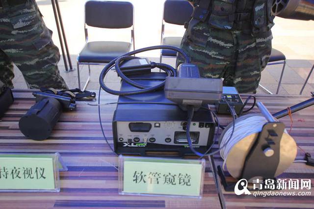 高清:警方展示反恐装备 拐弯瞄准步枪引围观