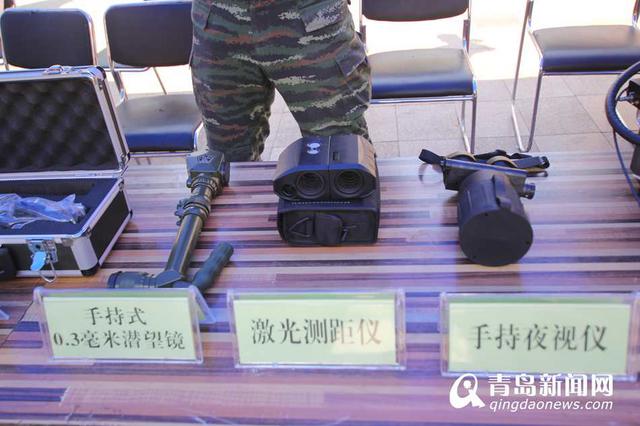 高清:警方展示反恐装备 拐弯瞄准步枪引围观