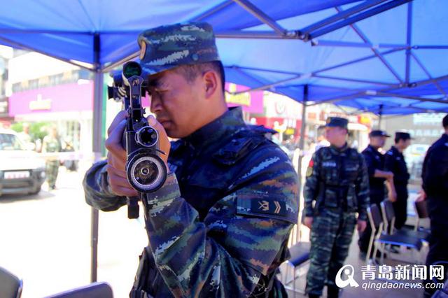 高清:警方展示反恐装备 拐弯瞄准步枪引围观