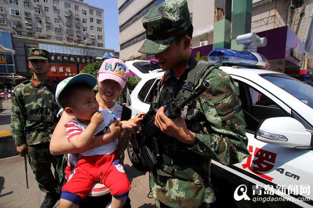 高清:警方展示反恐装备 拐弯瞄准步枪引围观