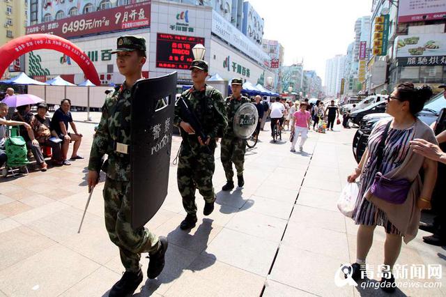 高清:警方展示反恐装备 拐弯瞄准步枪引围观