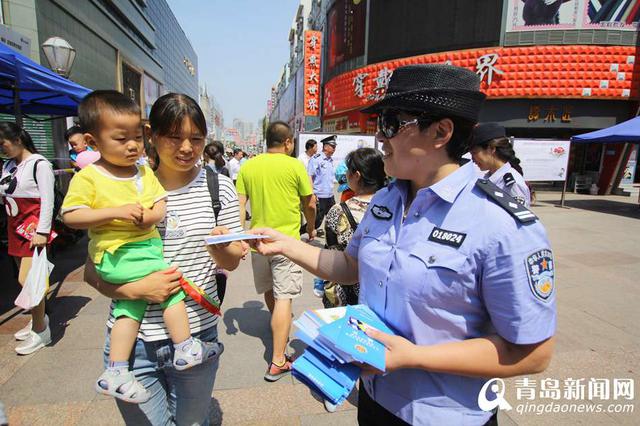 高清:警方展示反恐装备 拐弯瞄准步枪引围观