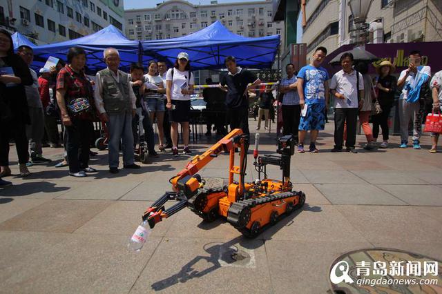 高清:警方展示反恐装备 拐弯瞄准步枪引围观