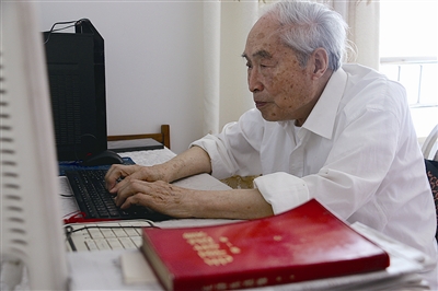 93岁老人爱写博客爱上淘宝 99元秒杀衬衣(图)