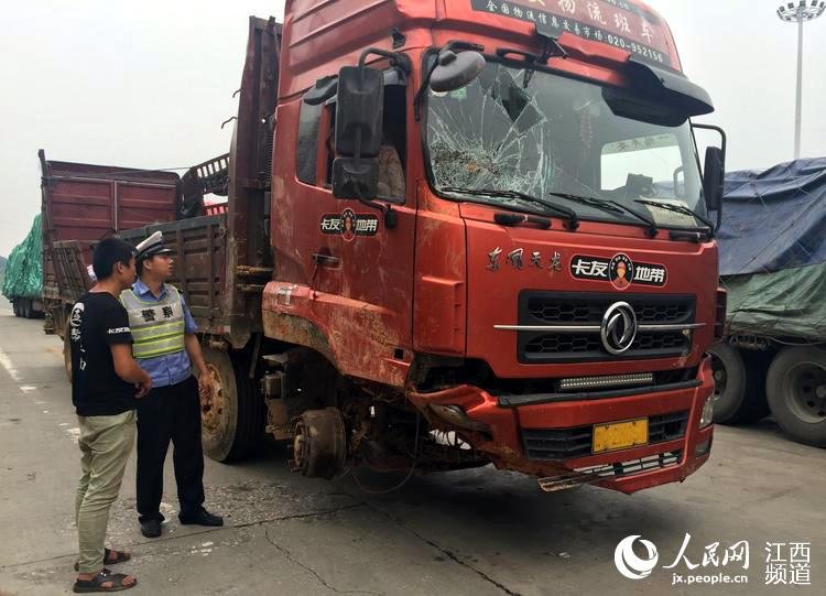 大货车没了两前轮跑得欢 高速交警紧急叫停