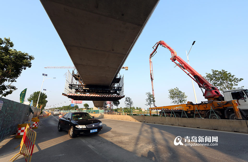 地铁11号线跨滨海公路跨线桥合龙